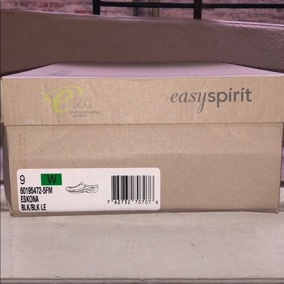 Black easy spirit walking shoes. - Picture 3 of 6